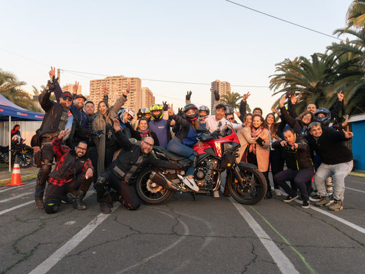 Jóvenes del Servicio de Protección Especializada a la Niñez y Adolescencia realizan curso de iniciación en motocicleta junto a Academia Motos Chile