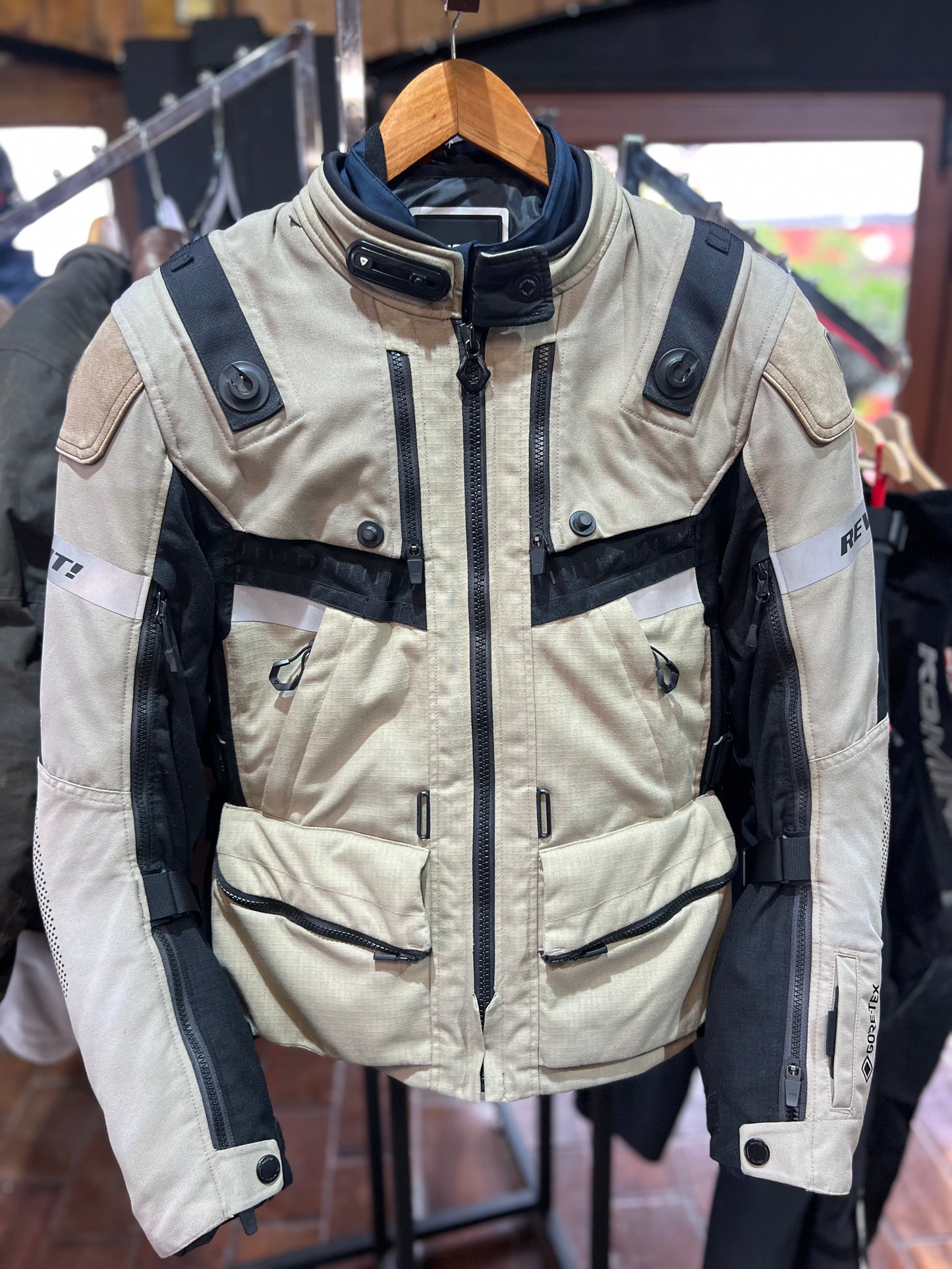 Chaqueta Revit Dominator 3 – Arena/Negro (Talla M)