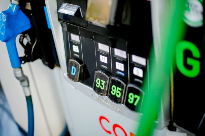 ¿Pensando en bajar de octanaje por el precio de la bencina? ¡Ojo! Podrías estar matando el motor de tu moto (y tu bolsillo)